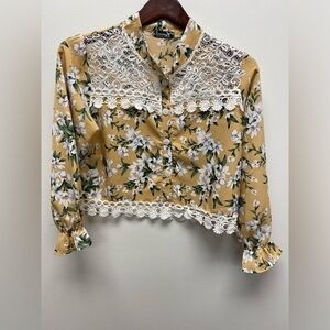 ✨ 4 for $30 ✨ Seven N Mustard Color Floral Cropped Button-Up Top Size S